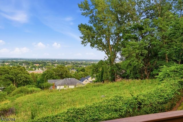 88 Metro Vista Dr, Hawthorne Boro, NJ 07506