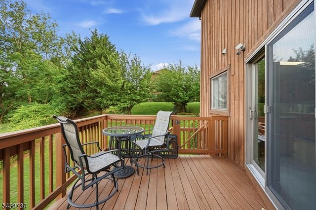 88 Metro Vista Dr, Hawthorne Boro, NJ 07506