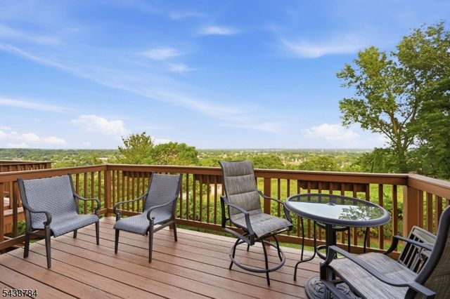 88 Metro Vista Dr, Hawthorne Boro, NJ 07506