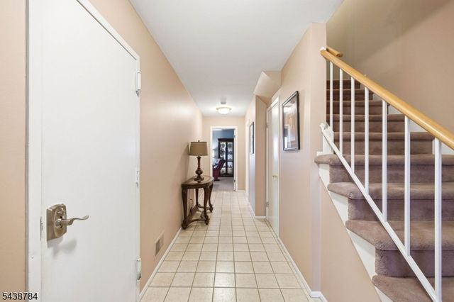 88 Metro Vista Dr, Hawthorne Boro, NJ 07506