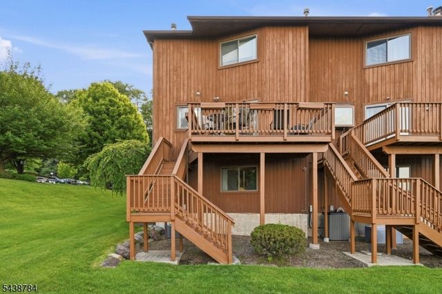 88 Metro Vista Dr, Hawthorne Boro, NJ 07506