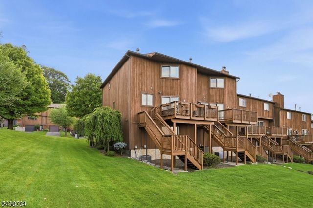 88 Metro Vista Dr, Hawthorne Boro, NJ 07506