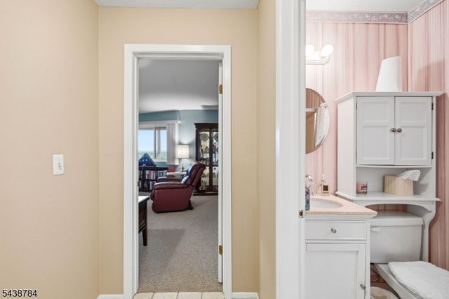 88 Metro Vista Dr, Hawthorne Boro, NJ 07506