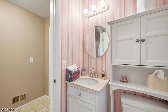 88 Metro Vista Dr, Hawthorne Boro, NJ 07506
