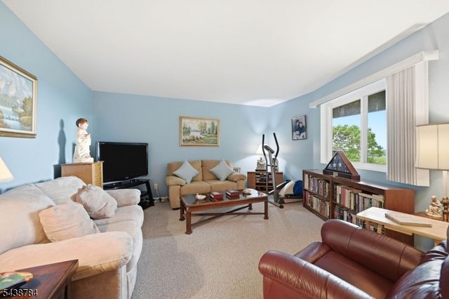 88 Metro Vista Dr, Hawthorne Boro, NJ 07506