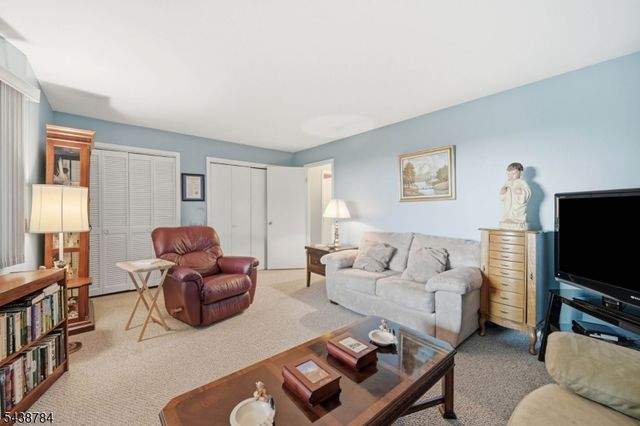 88 Metro Vista Dr, Hawthorne Boro, NJ 07506