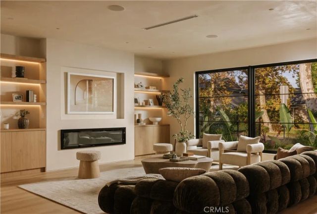 6035 Simpson Avenue, North Hollywood, CA 91606