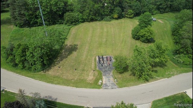7447 Driftwood Drive, Fenton, MI 48430