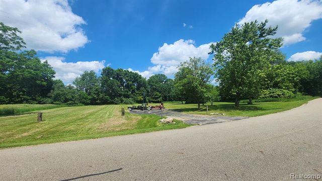 7447 Driftwood Drive, Fenton, MI 48430