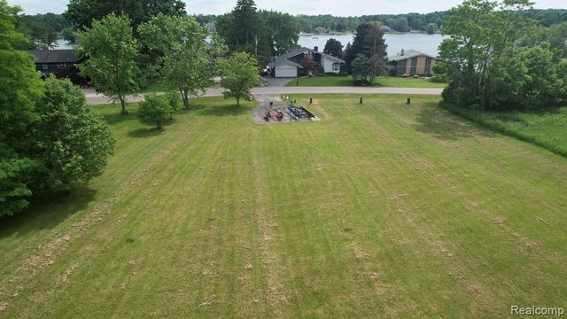 7447 Driftwood Drive, Fenton, MI 48430