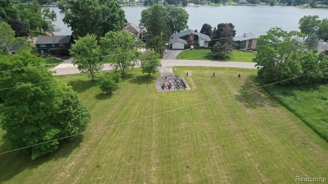 7447 Driftwood Drive, Fenton, MI 48430