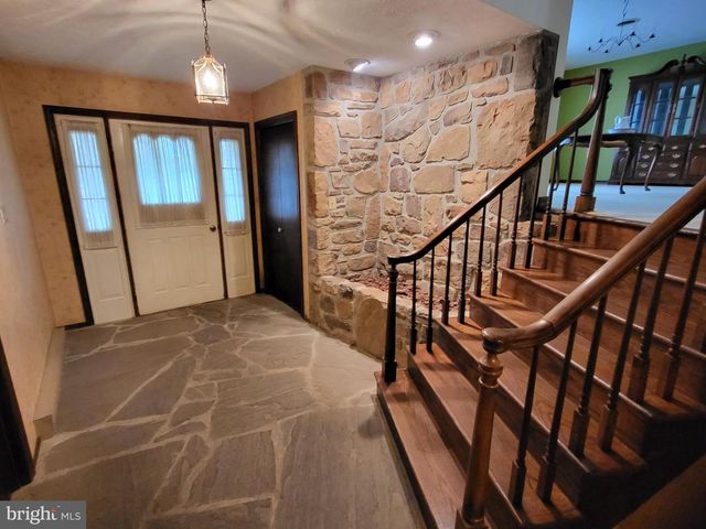 6540 MOUNTAIN DR, Chambersburg, PA 17202