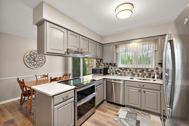 1050 Roslyn Road, Mount Clemens, MI 48043