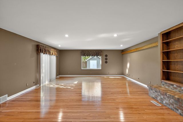 1050 Roslyn Road, Mount Clemens, MI 48043