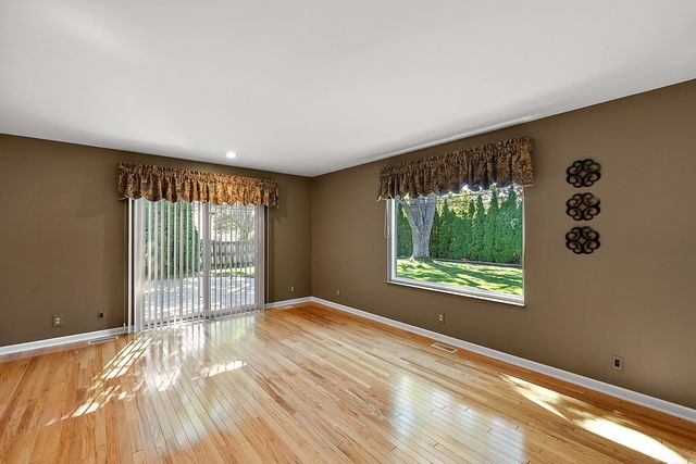 1050 Roslyn Road, Mount Clemens, MI 48043