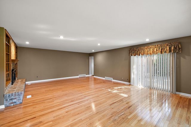 1050 Roslyn Road, Mount Clemens, MI 48043