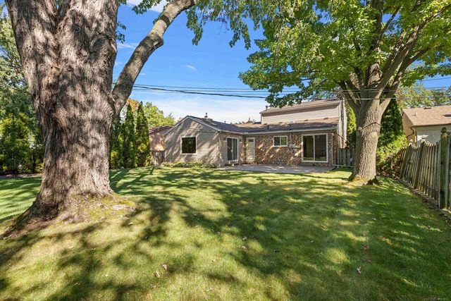 1050 Roslyn Road, Mount Clemens, MI 48043