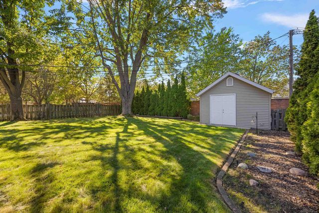 1050 Roslyn Road, Mount Clemens, MI 48043