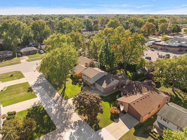 1050 Roslyn Road, Mount Clemens, MI 48043