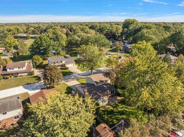 1050 Roslyn Road, Mount Clemens, MI 48043