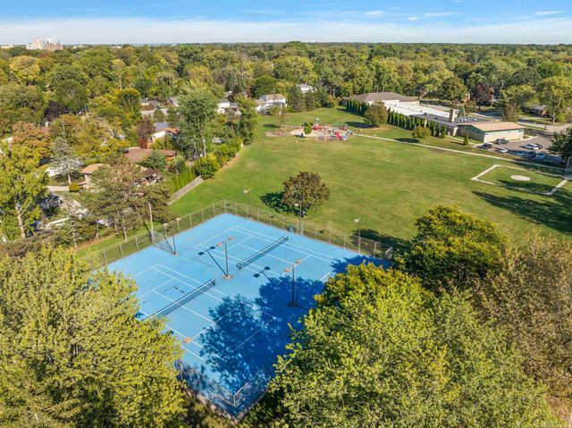 1050 Roslyn Road, Mount Clemens, MI 48043