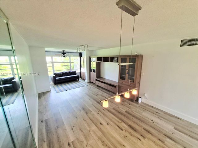 9041 Sunrise Lakes Blvd 106, Sunrise, FL 33322
