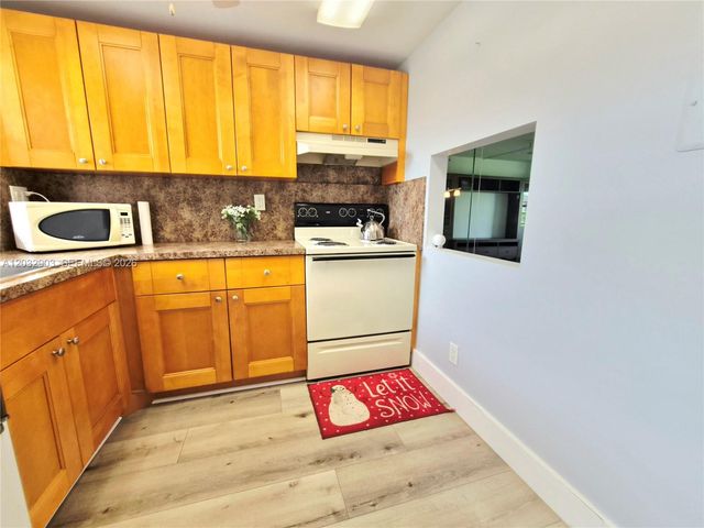 9041 Sunrise Lakes Blvd 106, Sunrise, FL 33322