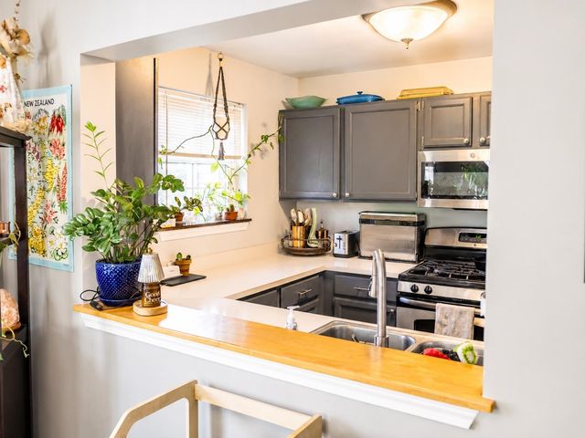 602 North Ave Apt 6, Burlington, VT 05408