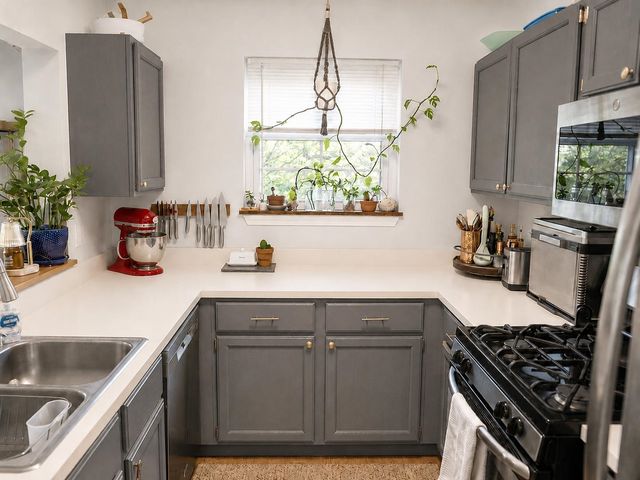 602 North Ave Apt 6, Burlington, VT 05408