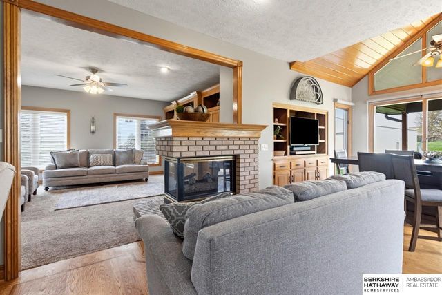 18124 Tammy Trail, Omaha, NE 68135