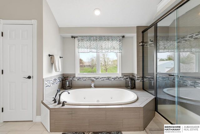 18124 Tammy Trail, Omaha, NE 68135