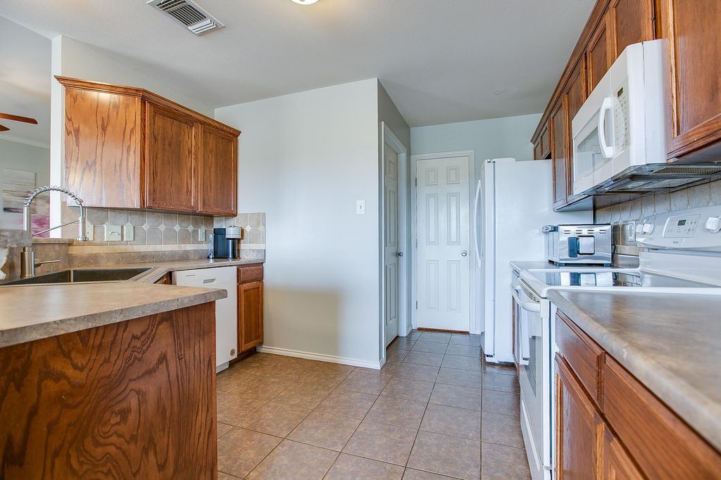 Image 12 of property listing at 4613 Pinion Ridge Drive, San Angelo, TX 76904