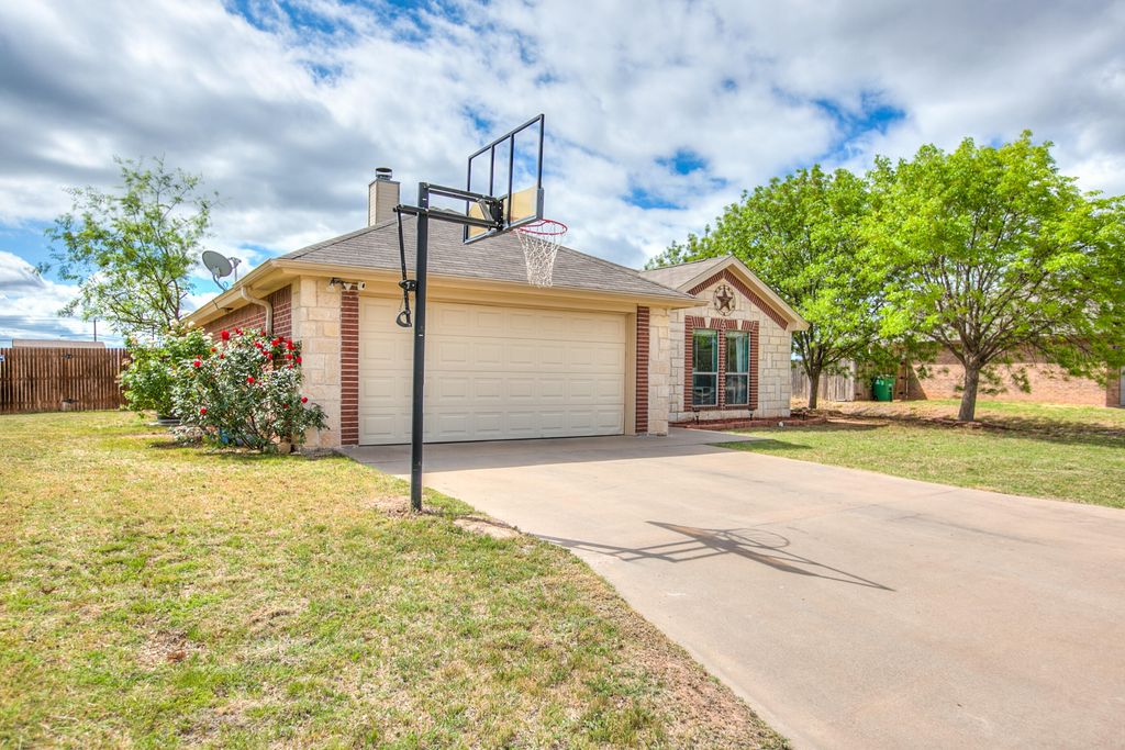 Image 4 of property listing at 4613 Pinion Ridge Drive, San Angelo, TX 76904