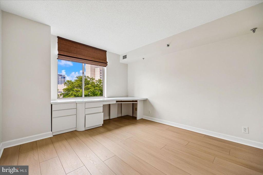 Image 18 of property listing at 5809 NICHOLSON #316, North Bethesda, MD 20852
