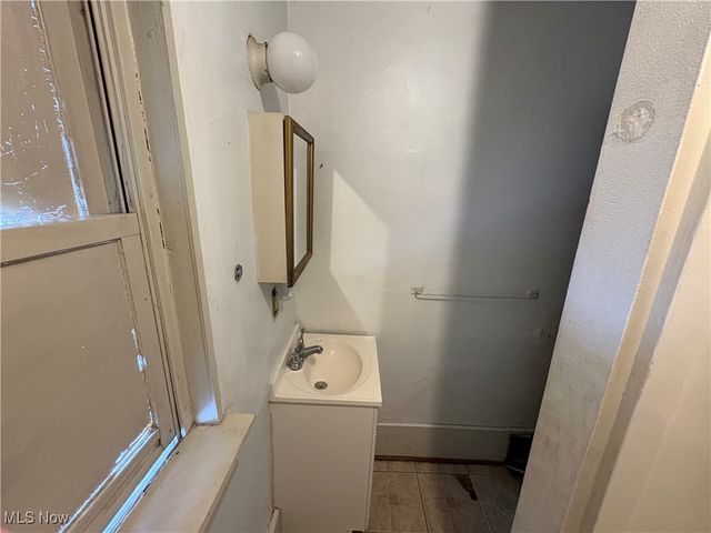 248 7th Street NW, Barberton, OH 44203