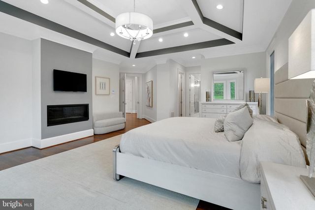 305 OLD COURTHOUSE RD NE, Vienna, VA 22180