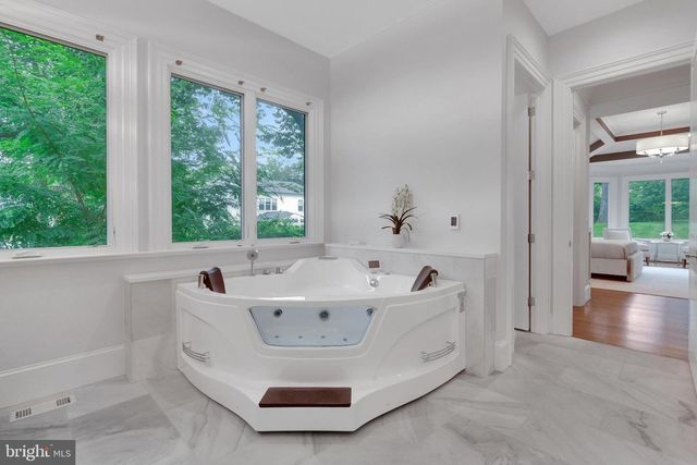 305 OLD COURTHOUSE RD NE, Vienna, VA 22180