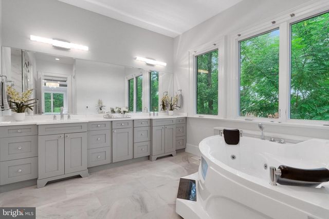 305 OLD COURTHOUSE RD NE, Vienna, VA 22180