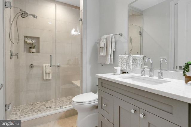 305 OLD COURTHOUSE RD NE, Vienna, VA 22180