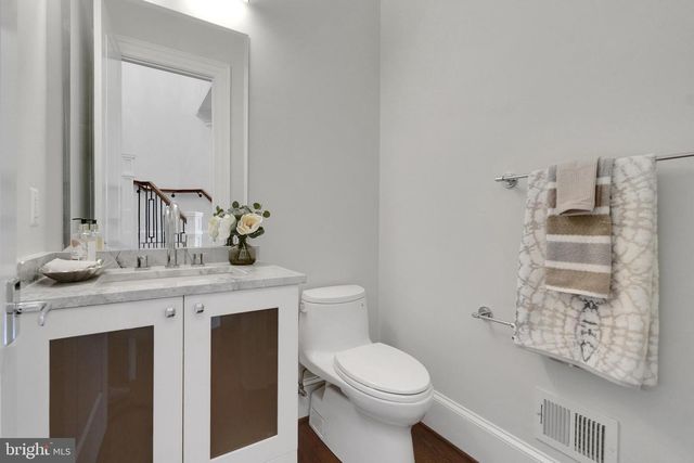 305 OLD COURTHOUSE RD NE, Vienna, VA 22180