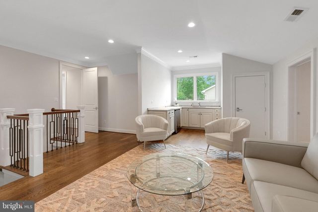 305 OLD COURTHOUSE RD NE, Vienna, VA 22180