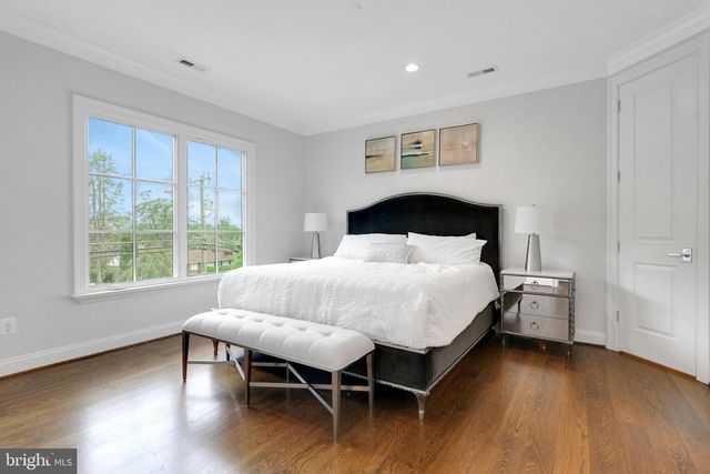 305 OLD COURTHOUSE RD NE, Vienna, VA 22180