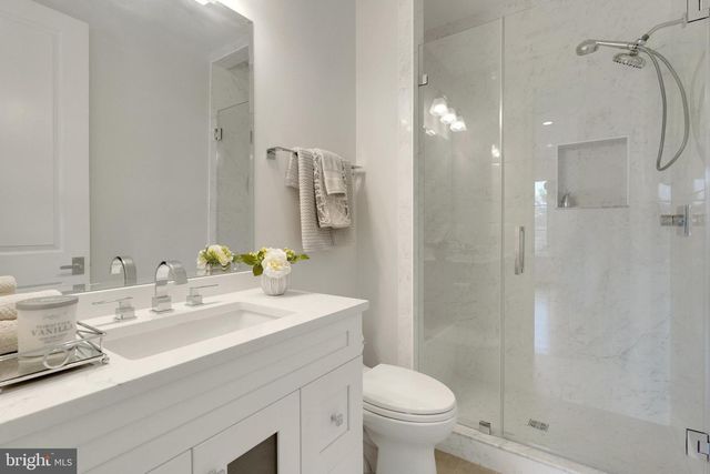 305 OLD COURTHOUSE RD NE, Vienna, VA 22180