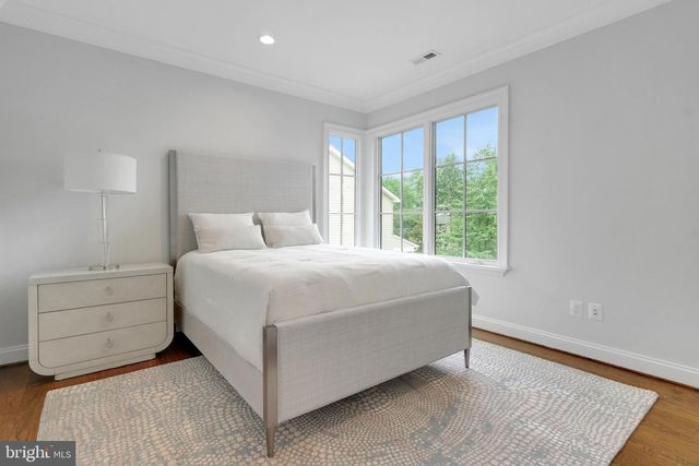 305 OLD COURTHOUSE RD NE, Vienna, VA 22180