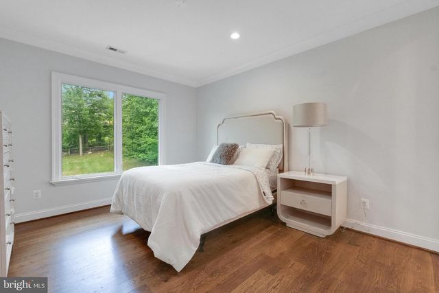 305 OLD COURTHOUSE RD NE, Vienna, VA 22180