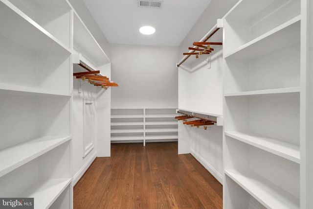 305 OLD COURTHOUSE RD NE, Vienna, VA 22180