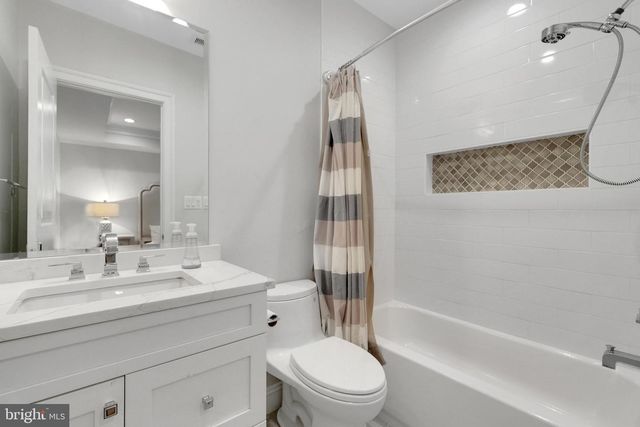 305 OLD COURTHOUSE RD NE, Vienna, VA 22180