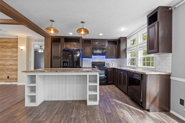 141 Leaning Oak Drive, Point Blank, TX 77364