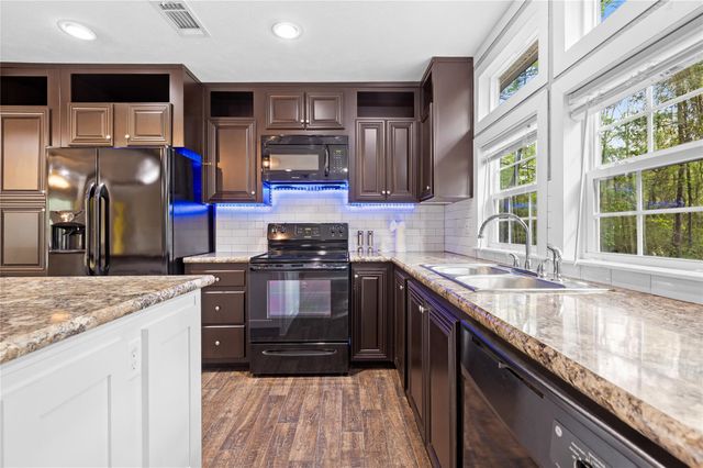 141 Leaning Oak Drive, Point Blank, TX 77364