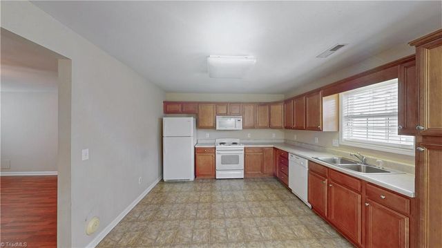 4121 BENTLEY Drive, Randleman, NC 27317